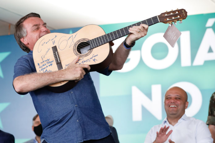 Cantores sertanejos abandonam Bolsonaro a três dias da eleição