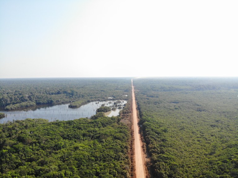 Obra no 'trecho do meio' da BR-319 começa mesmo sem licença