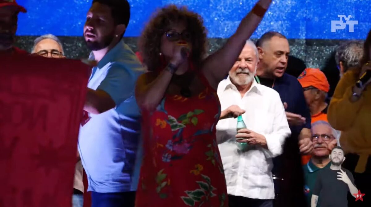 Comício de Lula canta 'Vermelho' de Chico da Silva