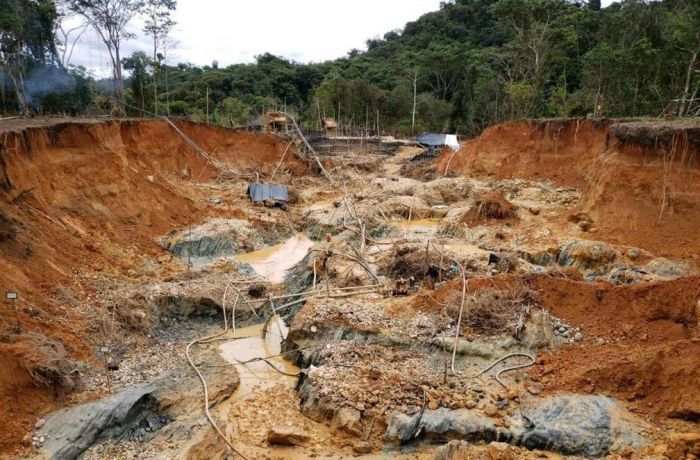 Garimpeiros deixam danos de 100 anos na terra dos ianomâmis