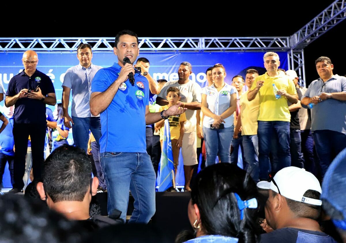 Prefeito canta "Olê, olê, olá; Lu-lá, Lu-lá" com Menezes no palco