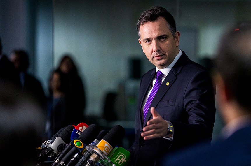 Senadores propõem usar orçamento secreto no piso da enfermagem