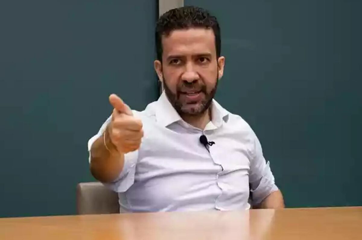 'Melhor sangue nos olhos do que nas mãos', diz Janones a Michelle