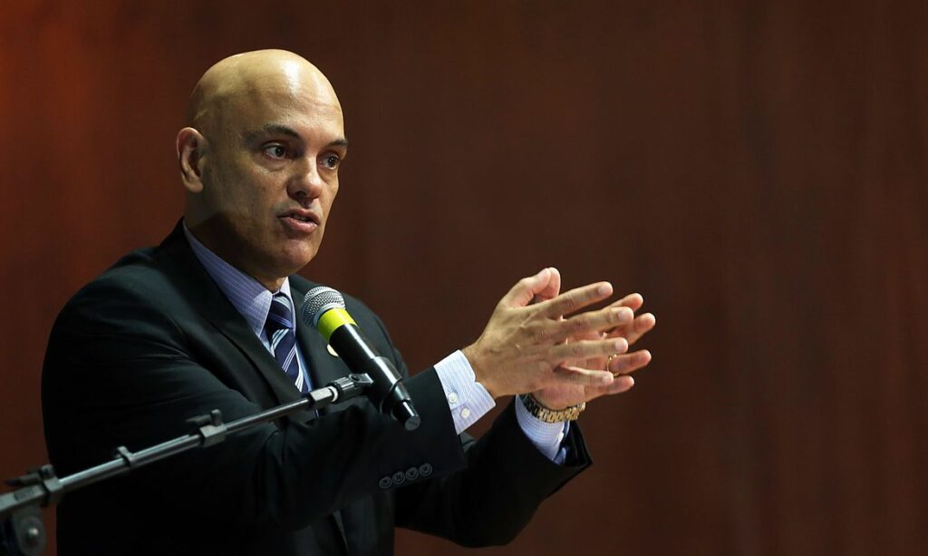 Moraes manda desobstruir via em frente a quartel do Exército em BH