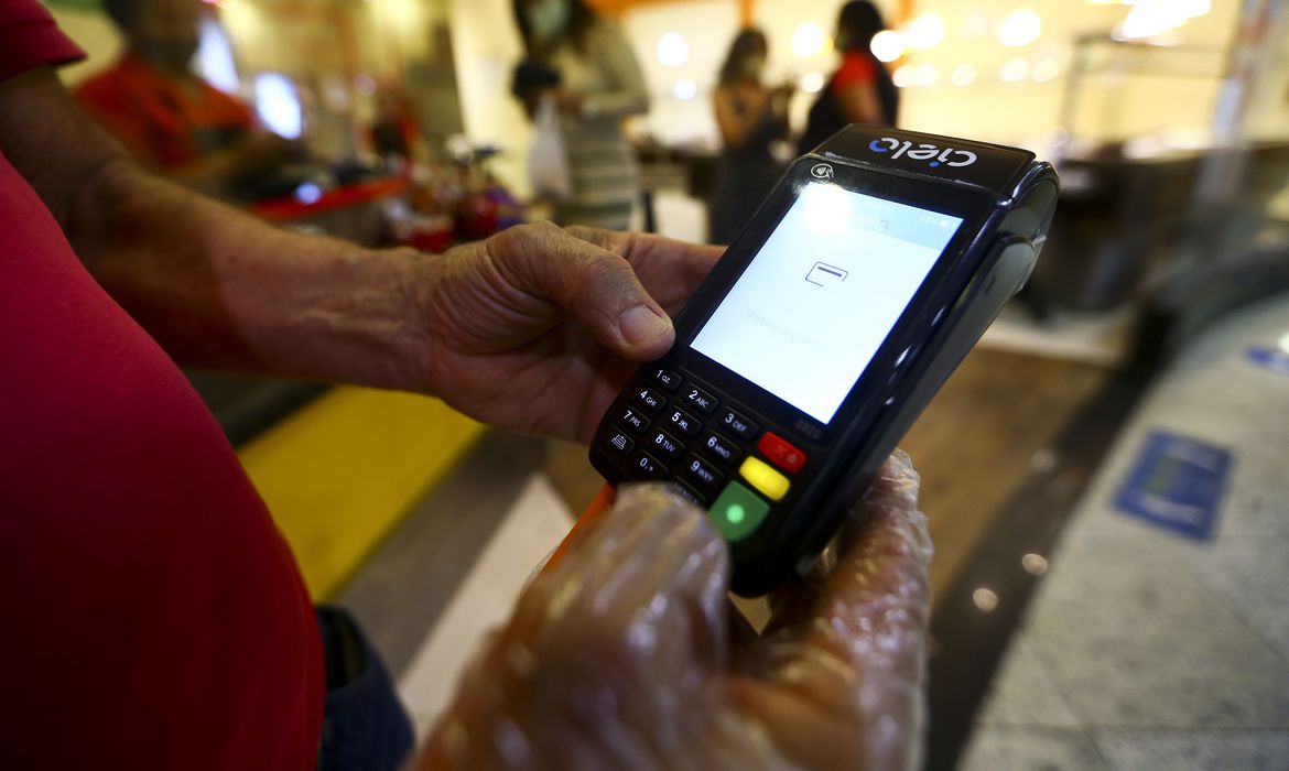 Brasileiro endividado bate recorde e atinge mais de 64 milhões