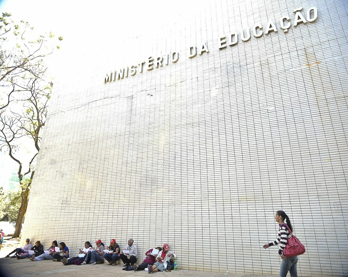 Membros da bancada do Amazonas criticam corte na educação
