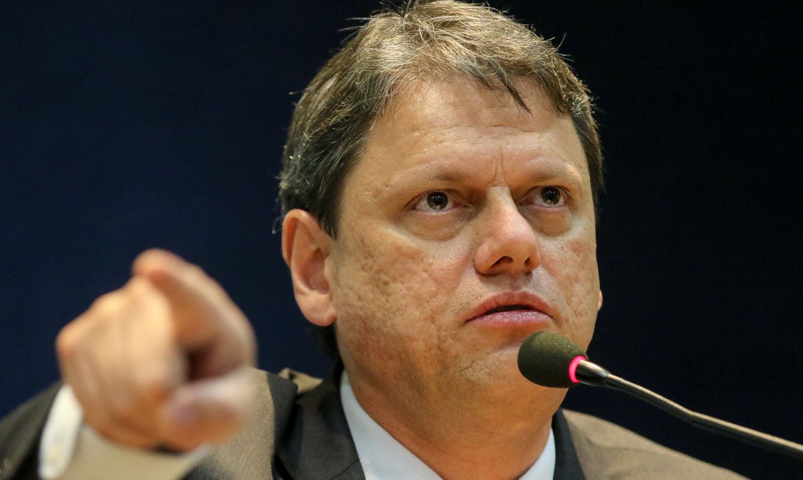 Candidato de Bolsonaro escorrega e admite corte no remédio e merenda