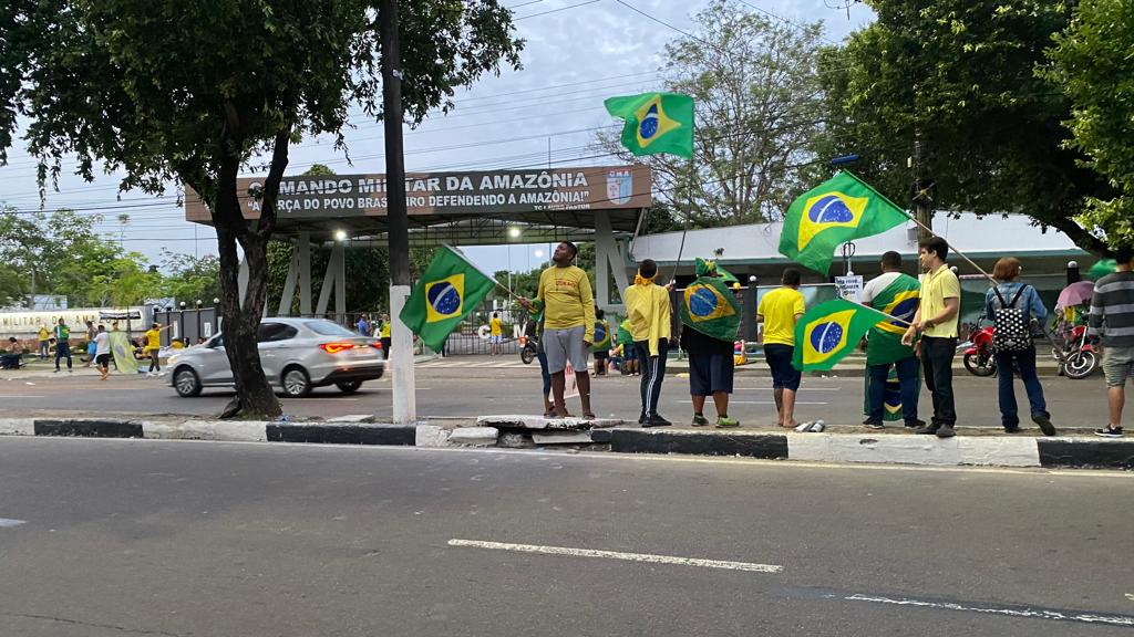 Bolsonaristas em frente ao CMA