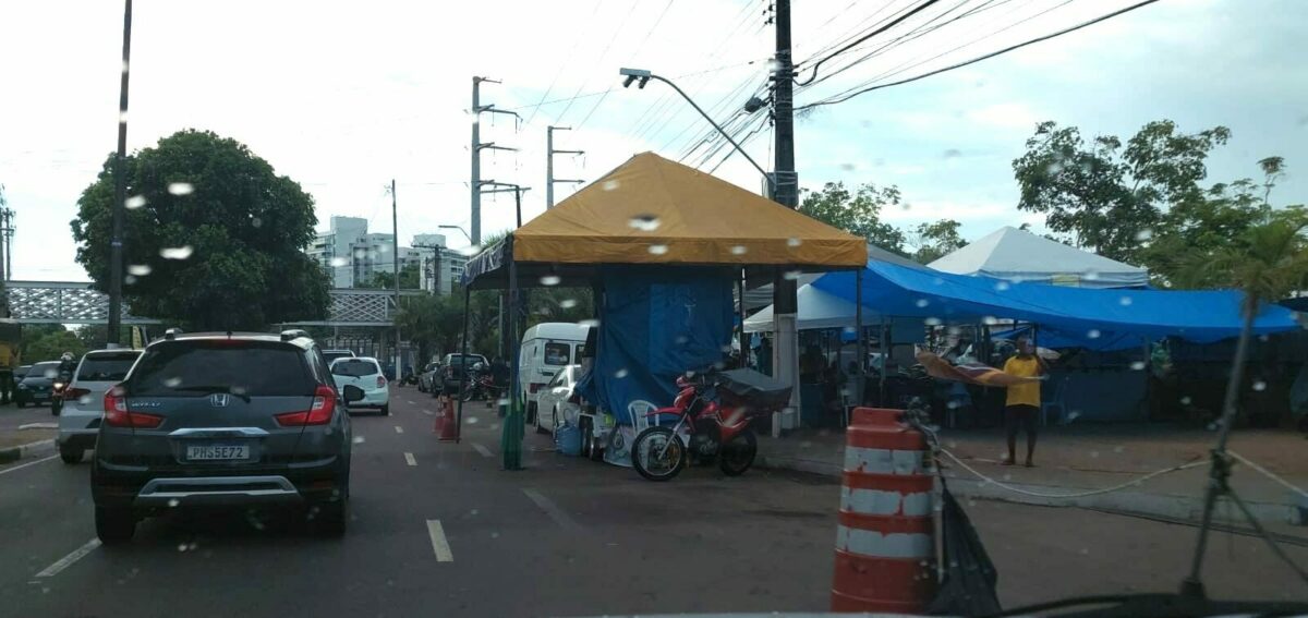 Tenda invade rua na frente do CMA