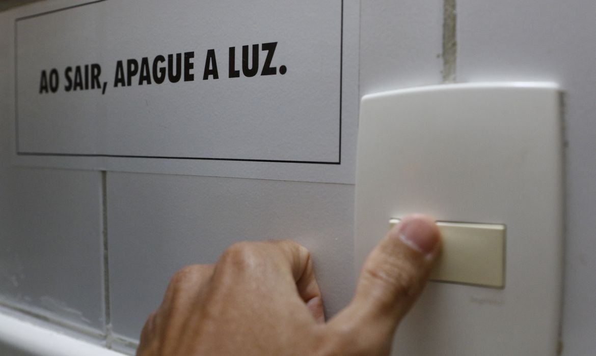 Conta de energia aumenta 5,6% em 2023, estima Aneel