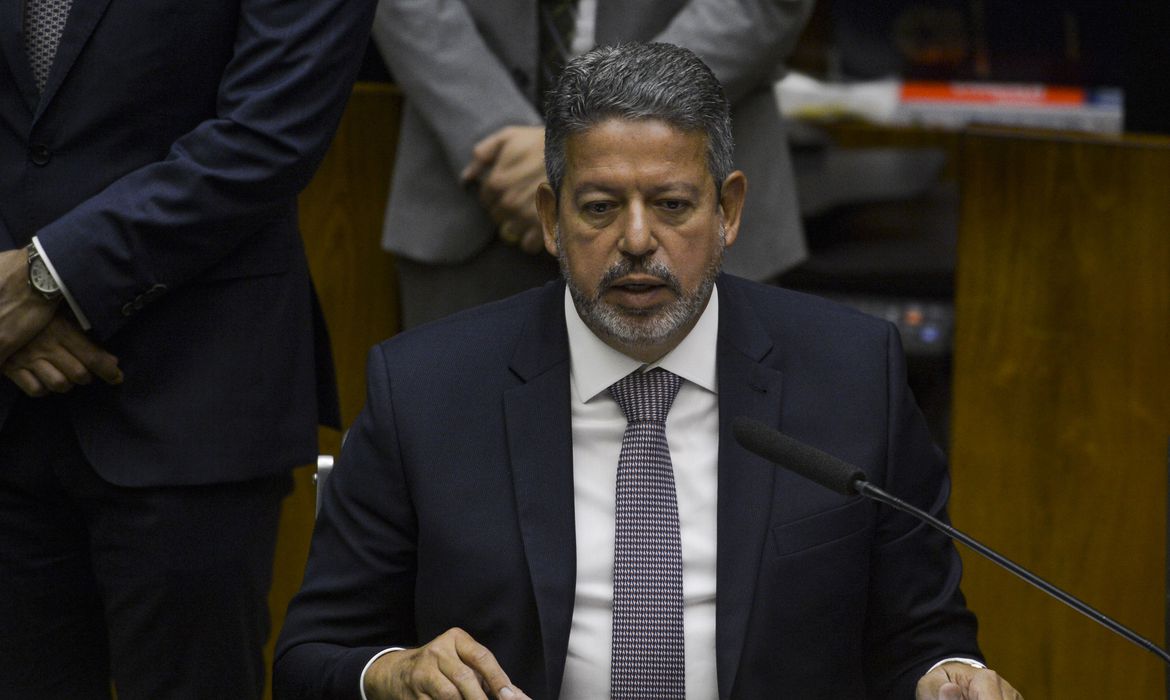 Lira trabalha nos bastidores para barrar PEC ao governo de Lula