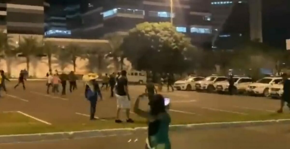 Nos atos terroristas de bolsonaristas no DF, PM só assistiu, provam vídeos