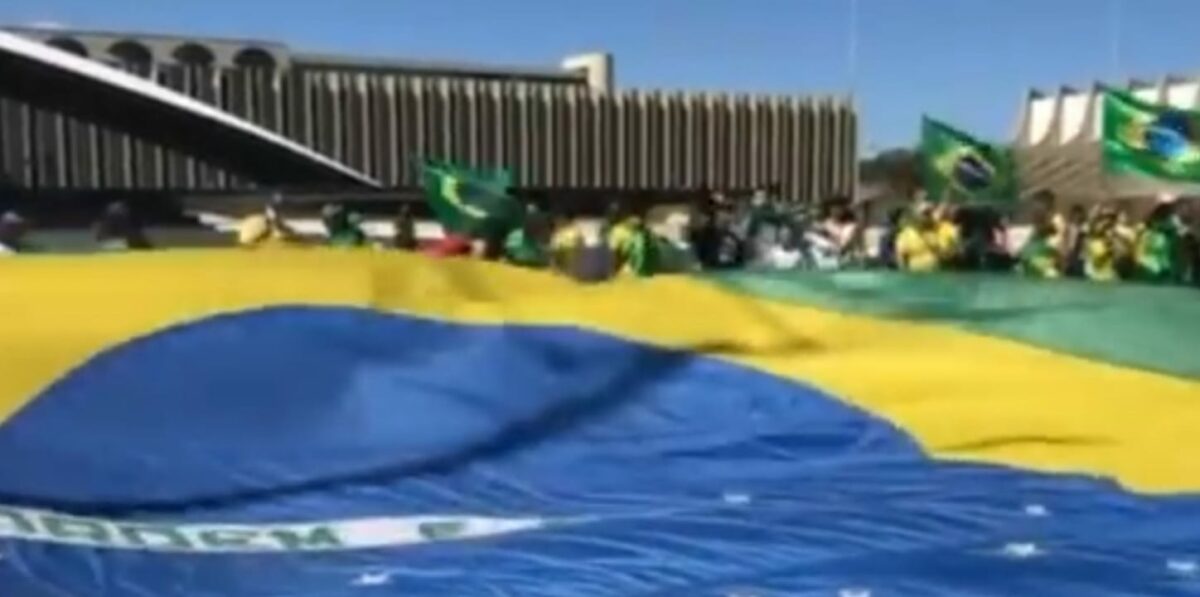 Governador diz que vai apertar retirada de bolsonaristas de quartel