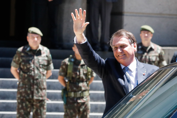 Bolsonaro perdoa crimes de policiais e militares pelo Natal