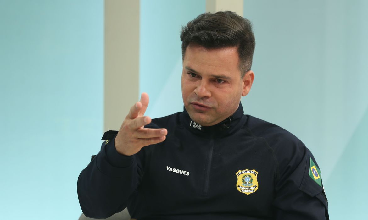 Pelas blitz ilegais nas eleições, governo aposenta ex-chefe da PRF