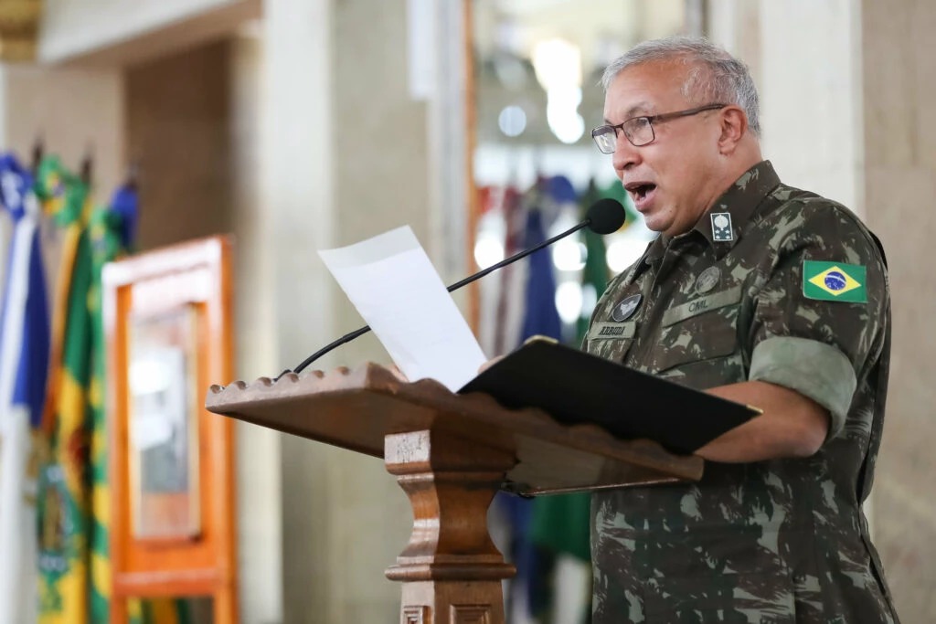 Bolsonaro nomeia comandante do Exército indicado por Lula