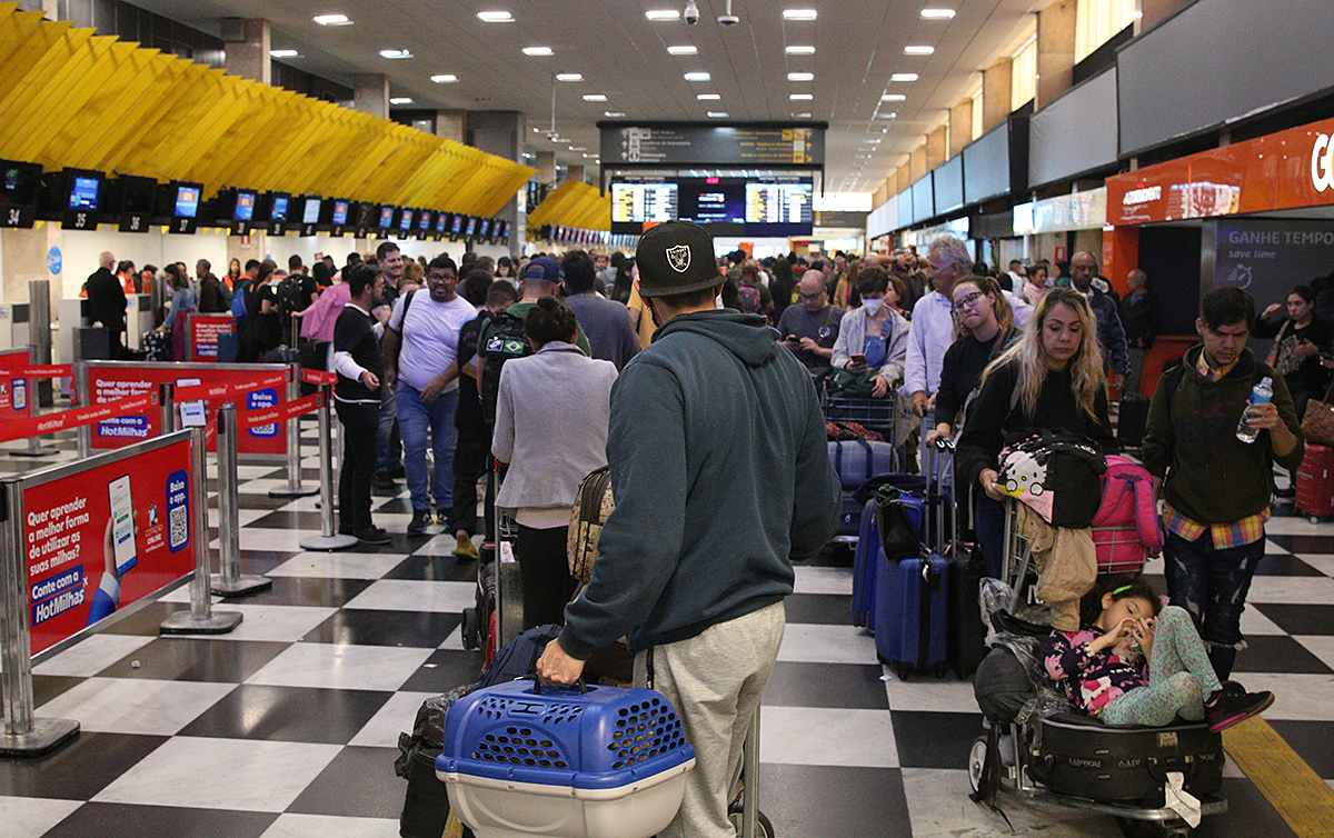 Greve dos aeronautas paralisa pousos e decolagens