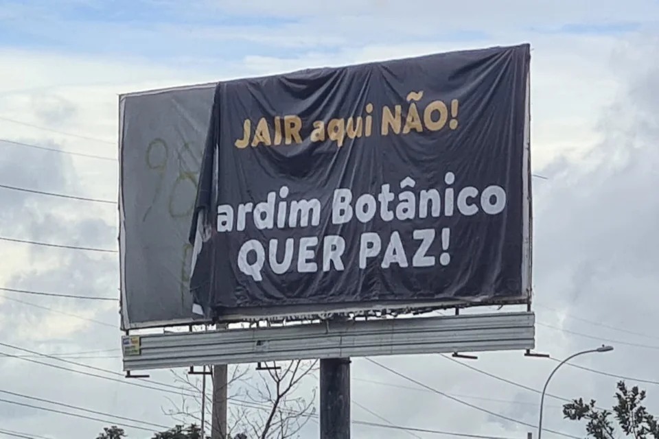 Bolsonaristas derrubam, mas moradores voltam com placa: 'Jair aqui não '