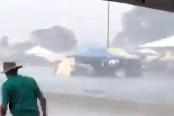 Raio fere bolsonaristas acampados em frente a quartel do Exército