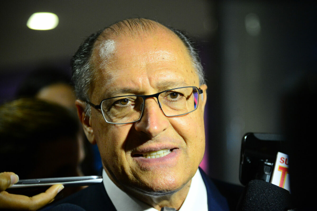 Alckmin assume o comando do Brasil pela primeira vez