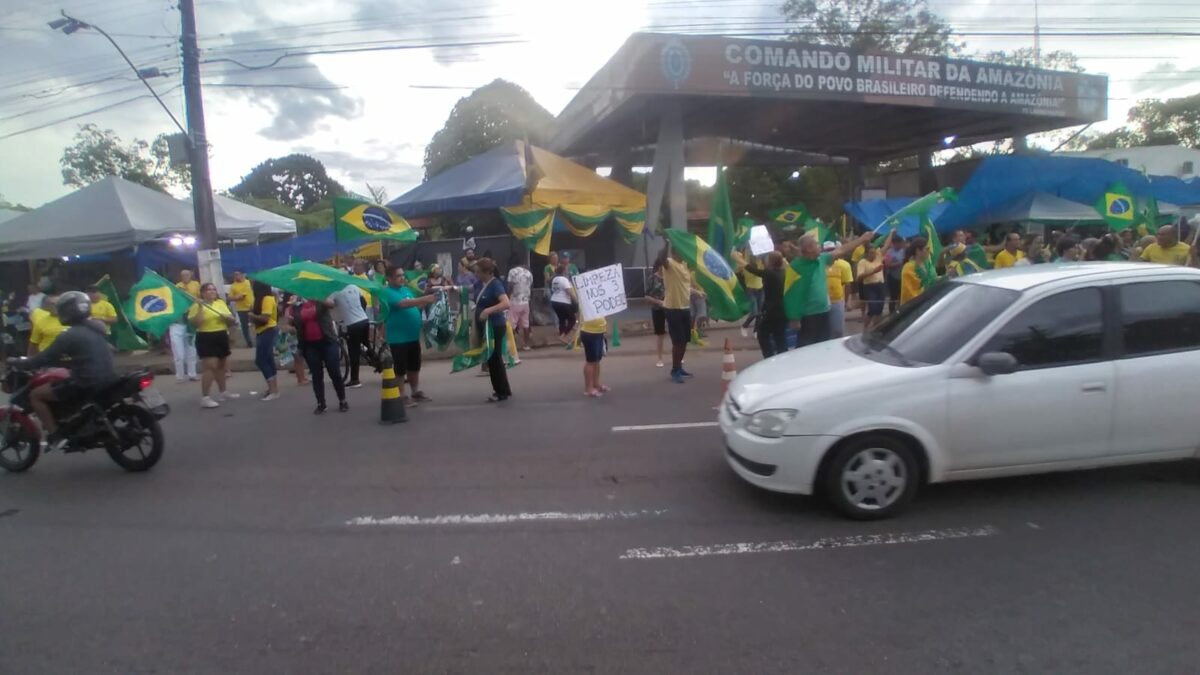 A caminho da polícia, 50 ônibus do Exército com 1.200 bolsonaristas presos