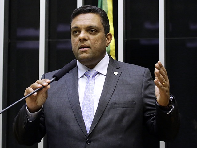 Bolsonarista, deputado vai ao Planalto e diz: 'Tô aberto ao diálogo'