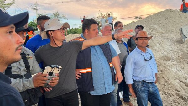Prefeito David Almeida e Renato Júnior, secretário de Infraestrutura