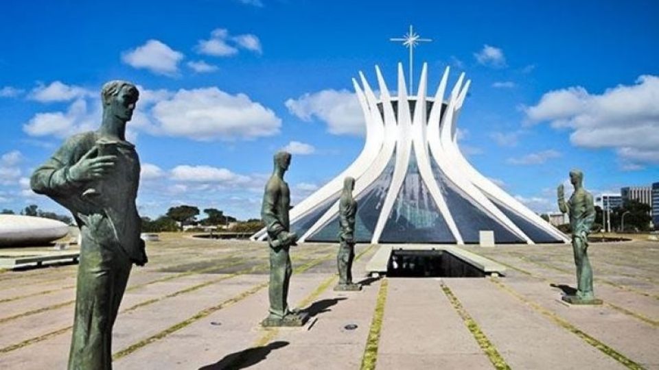 Gritando 'morte ao Xandão', bolsonarista toca fogo no próprio corpo no DF