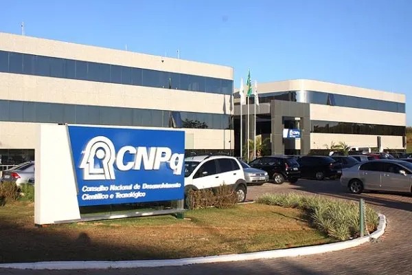 Bolsas de pesquisa da Capes e CNPq vão ter reajuste de 40%