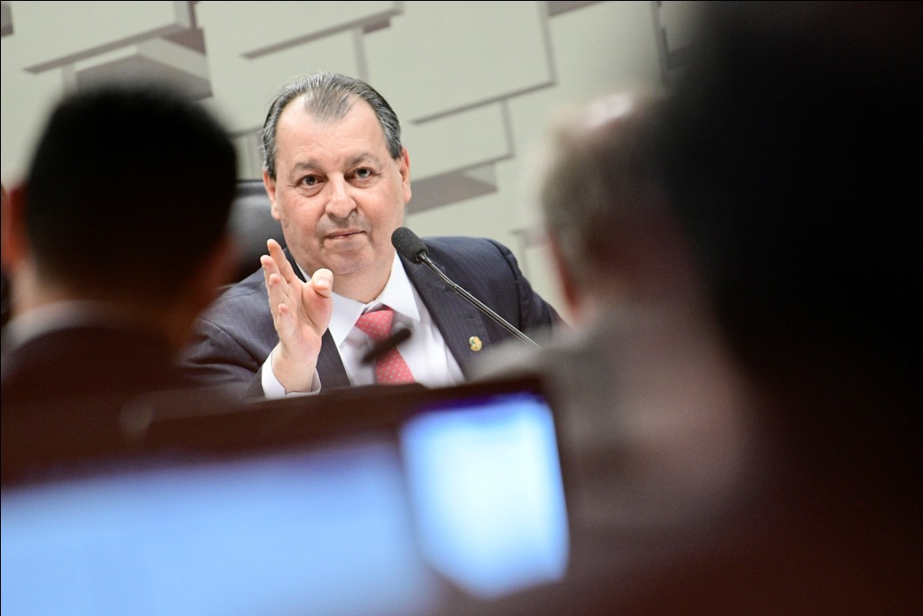'Hipocrisia de Bolsonaro pode ter matado pessoas', afirma Aziz