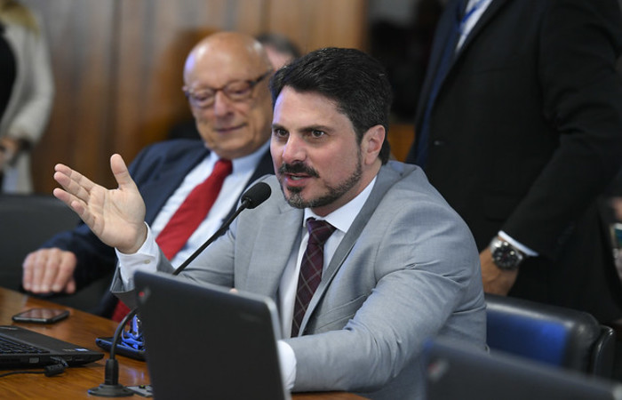 Plano do golpe: depois de ligação de filhos de Bolsonaro, senador recua
