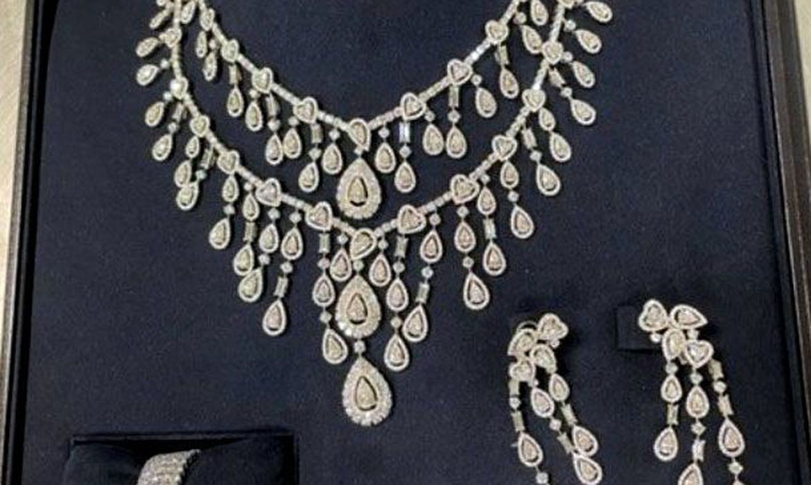 Joias de diamantes para Michelle valem R$ 5 milhões, diz PF