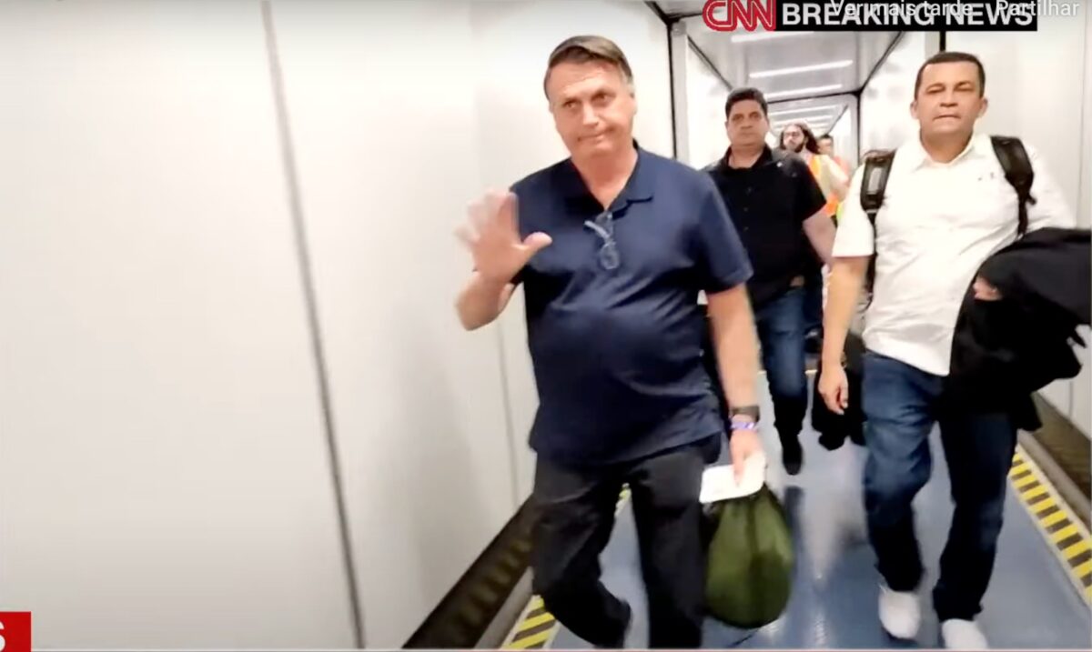 "Patriotas" que recepcionaram o ex-presidente Jair Bolsonaro (PL) na chegada ao Brasil tiveram seus veículos multados e guinchados, no dia 30 de março de 2023.