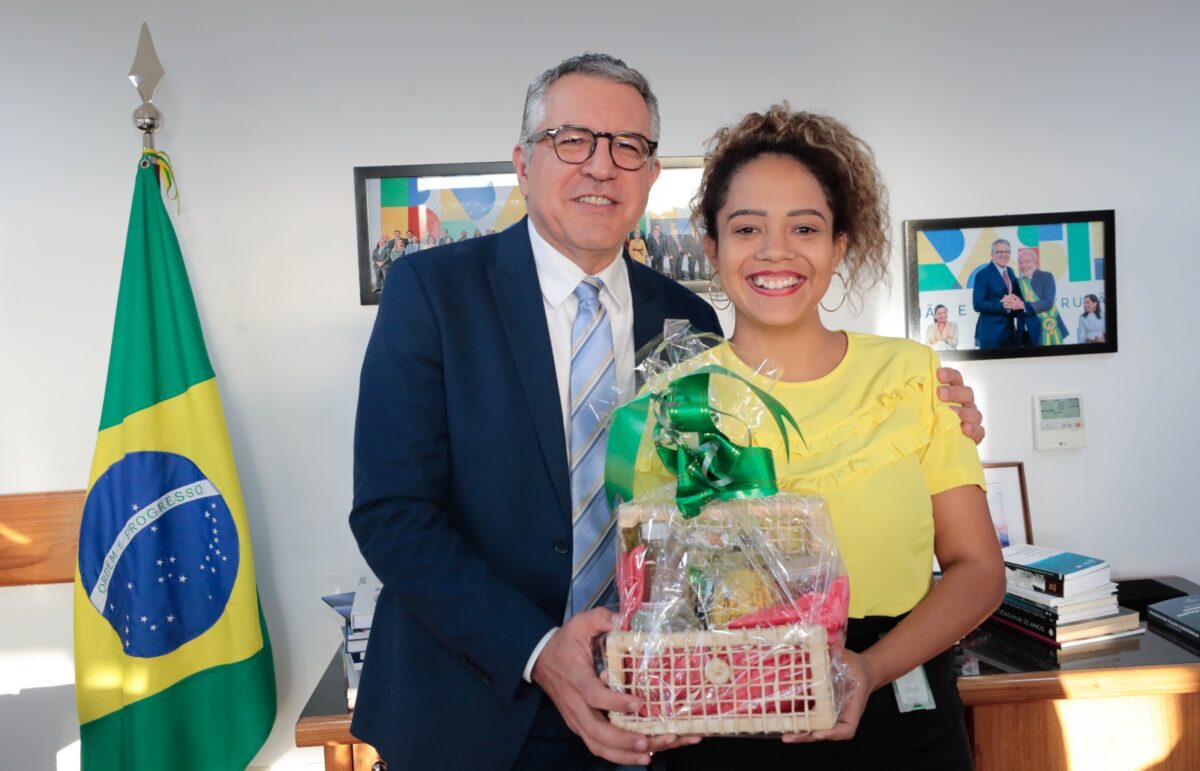 Ministro grava vídeo para agradecer mimo de Urucurituba