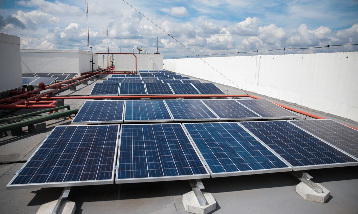 Lula zera impostos dos painéis solares até o fim de 2026