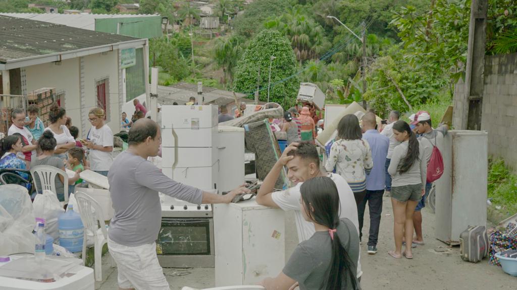 Tragédia em Manaus: de 80 casas da comunidade, 53 são interditadas