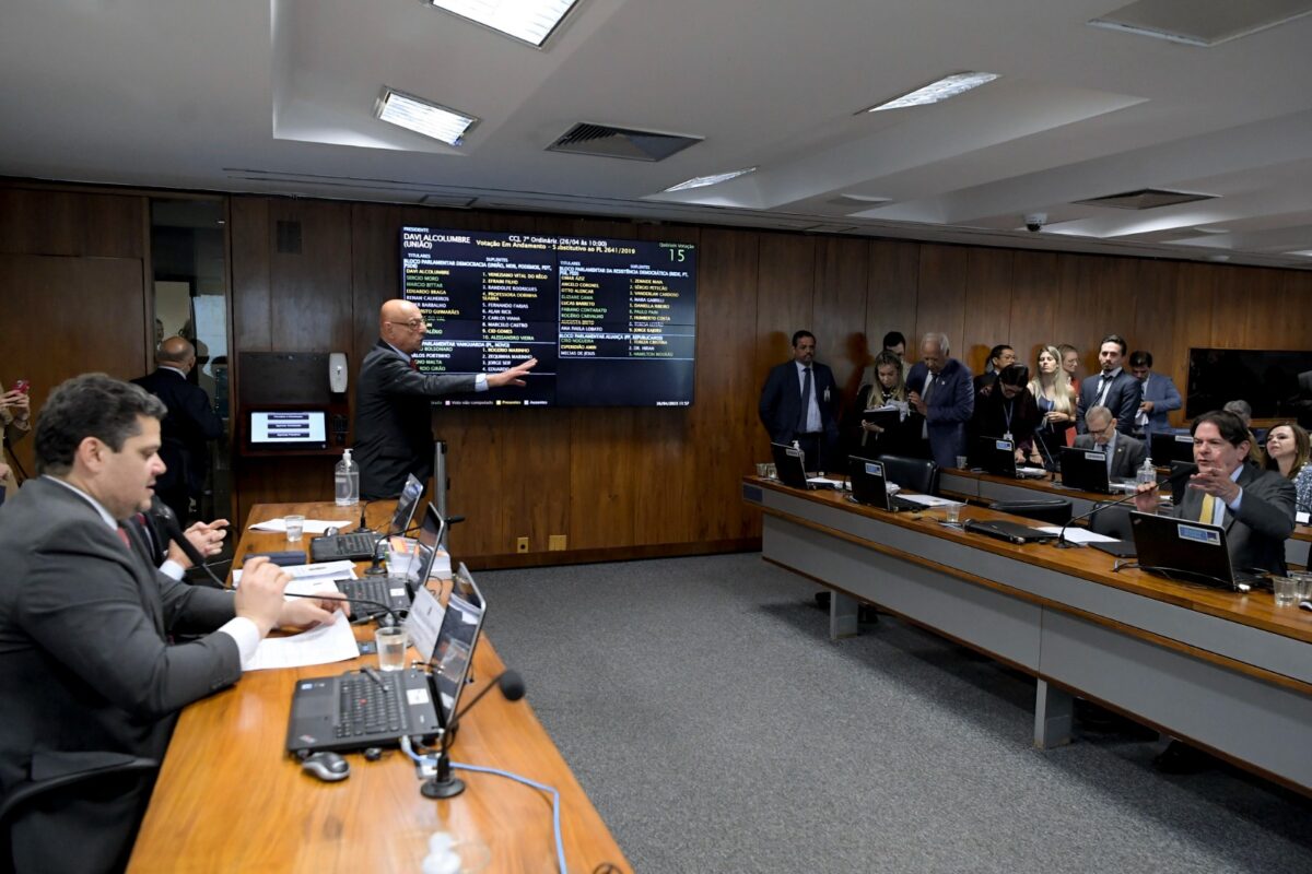 Senadores do AM tentam salvar ZFM em projeto de renúncia fiscal