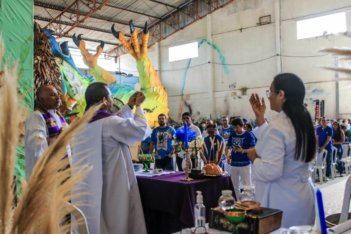 Com missa no galpão de alegorias, Caprichoso inicia construção do bicampeonato
