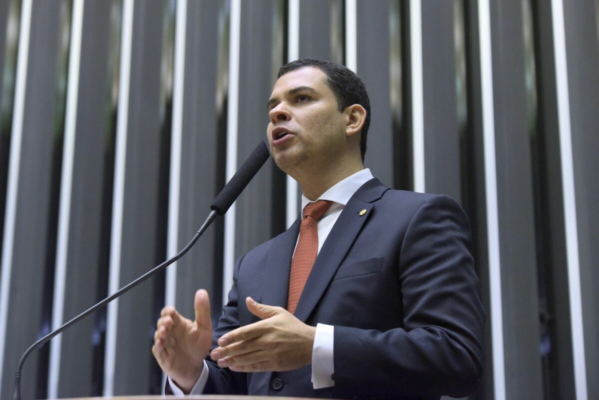 Deputado propõe que remédio a autista seja grátis e obrigatório