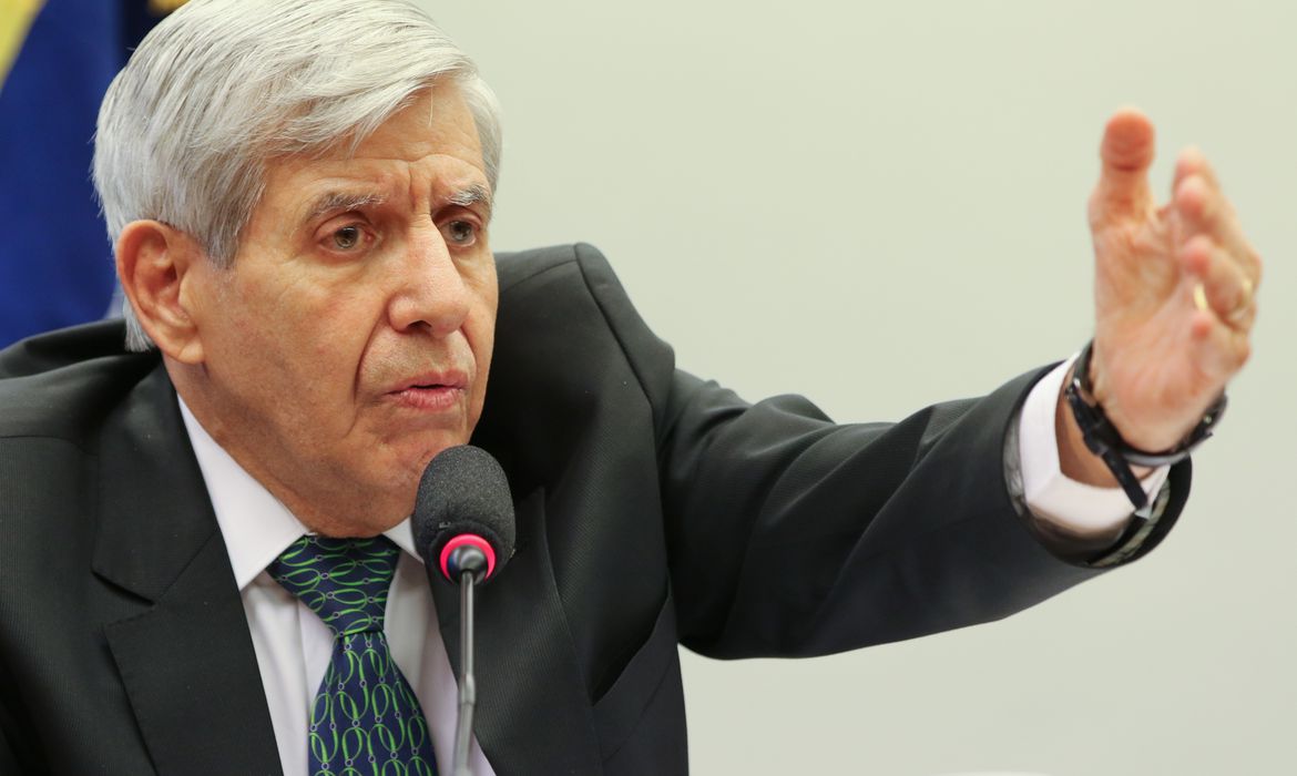 'Prisão perpétua a presidente desonesto', diz general Heleno. Fala viraliza