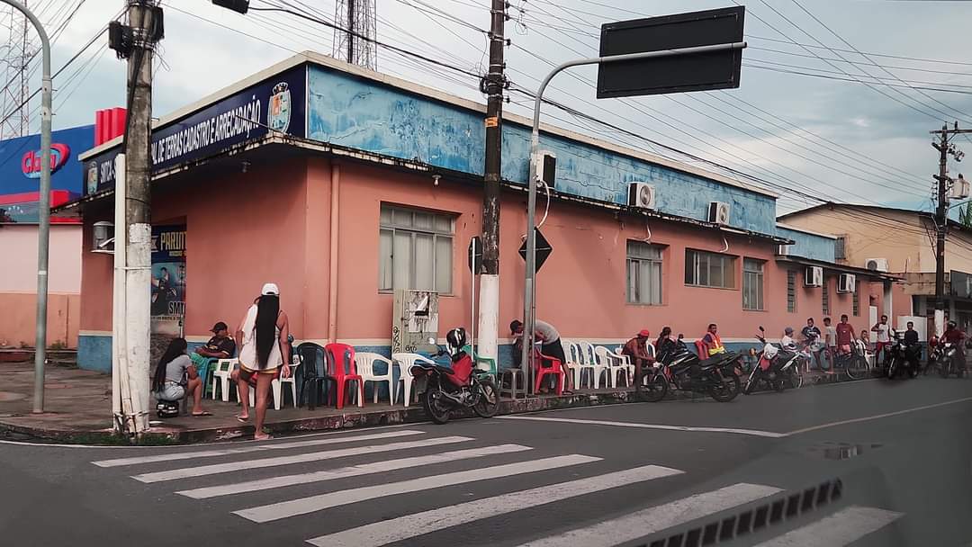 Vendedores pernoitam em fila para obter lincença ao festival
