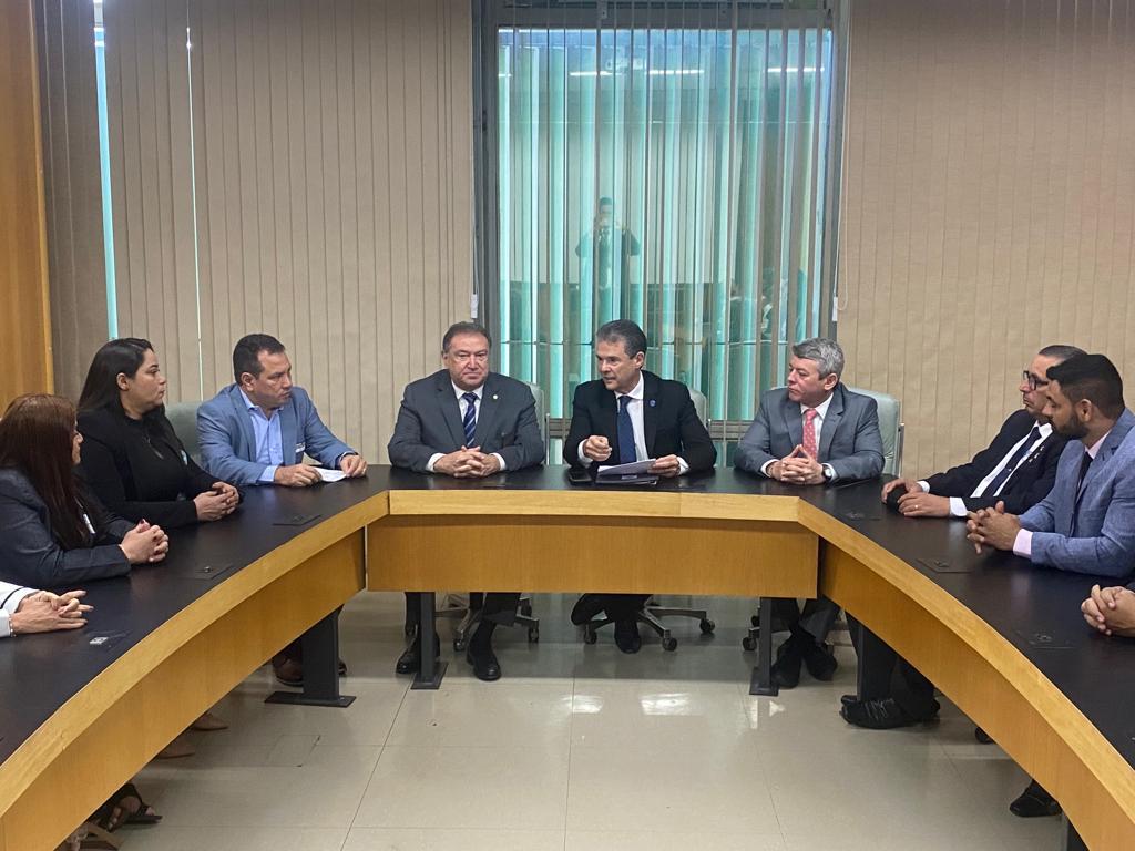 Átila Lins solicita porto, casas e obras na BR-317 em Atalaia do Norte