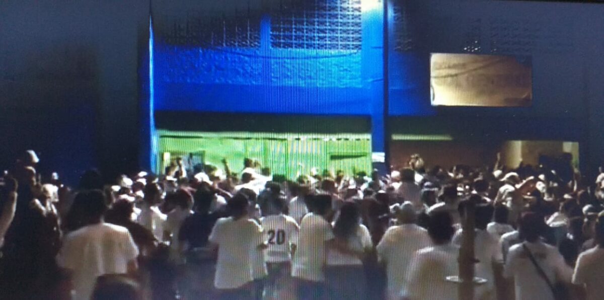 Doze mortos e centenas de feridos após tentativa de invasão a estádio