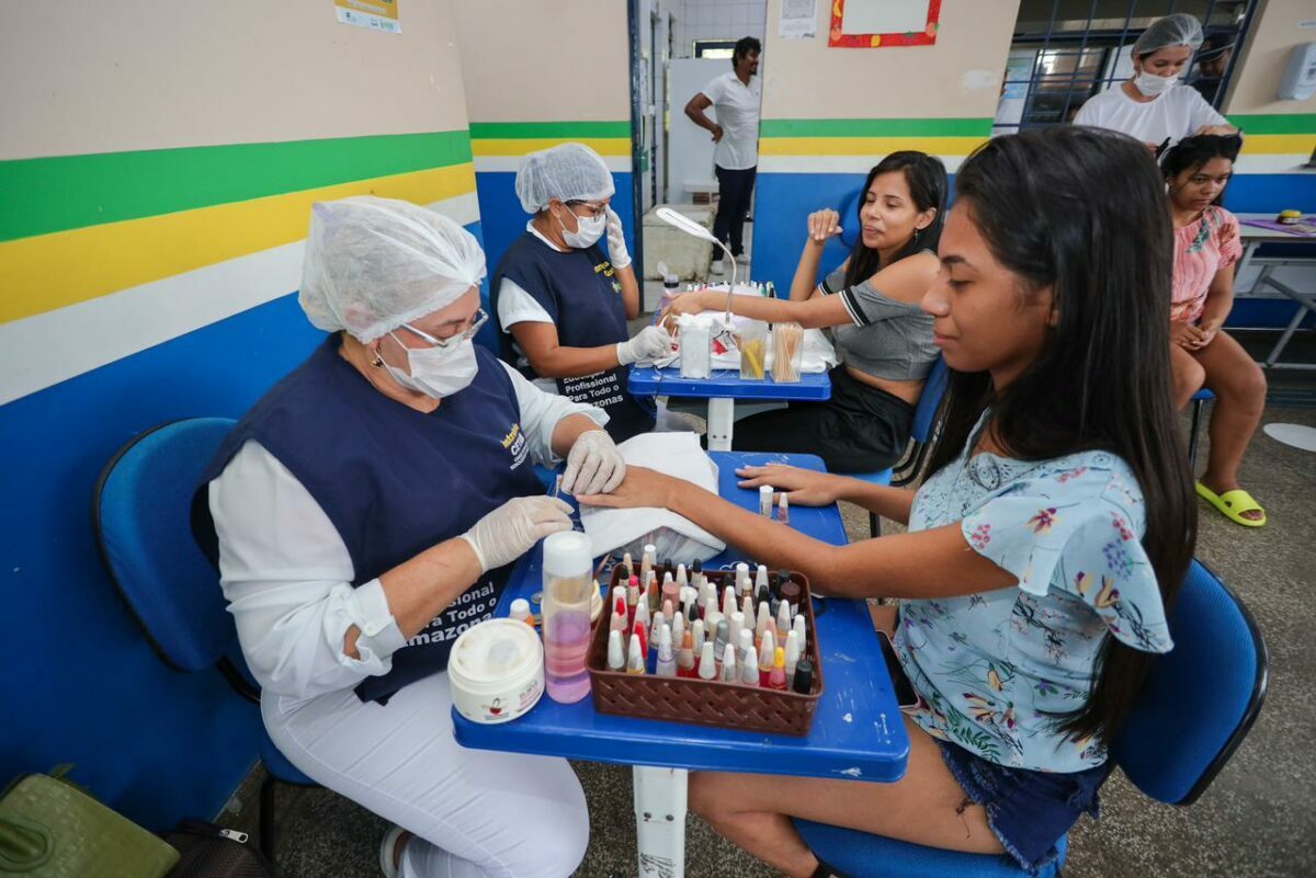 Mayra Dias leva programa social a moradores da zona norte de Manaus