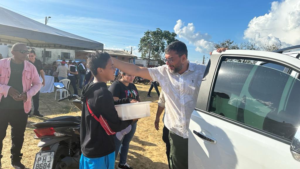 Governador conversa com adolescente vendedor