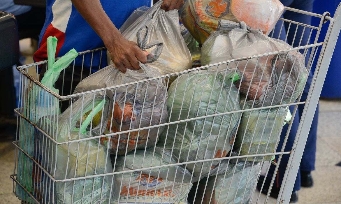 Manaus entre as capitais com queda na cesta básica, aponta FVG