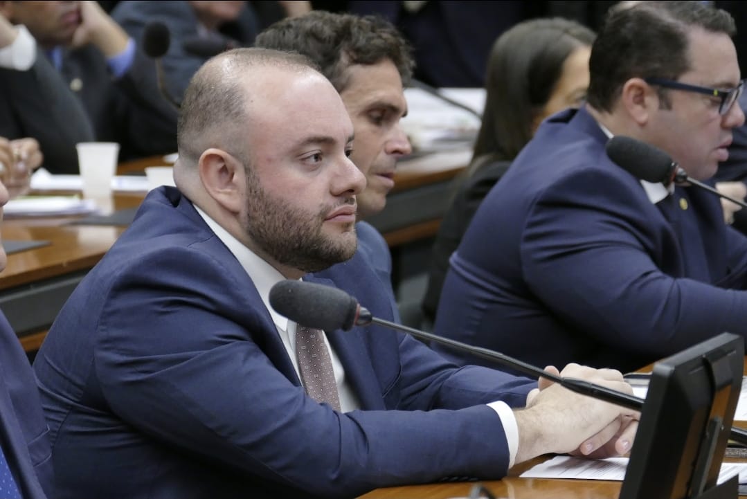 Fausto Jr. preside audiência sobre empresa de energia do AM na Câmara