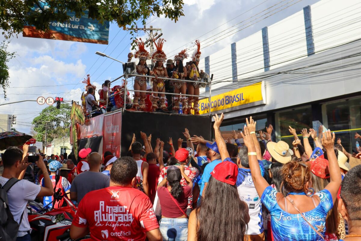 Festival dos bois de Parintins tem esquenta do Trio Panavueiro nas ruas