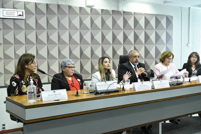 Homem e mulher devem receber salário igual, aprova Senado
