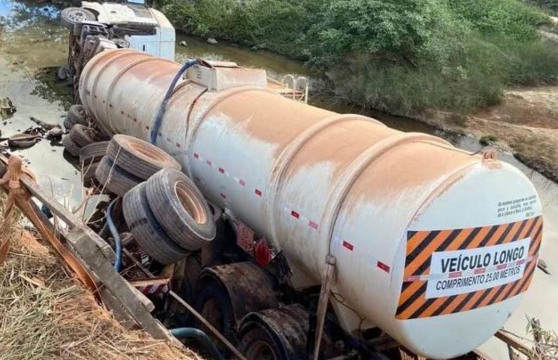 BR 230: carreta capota e vaza 15 mil litros de diesel perto do rio no AM